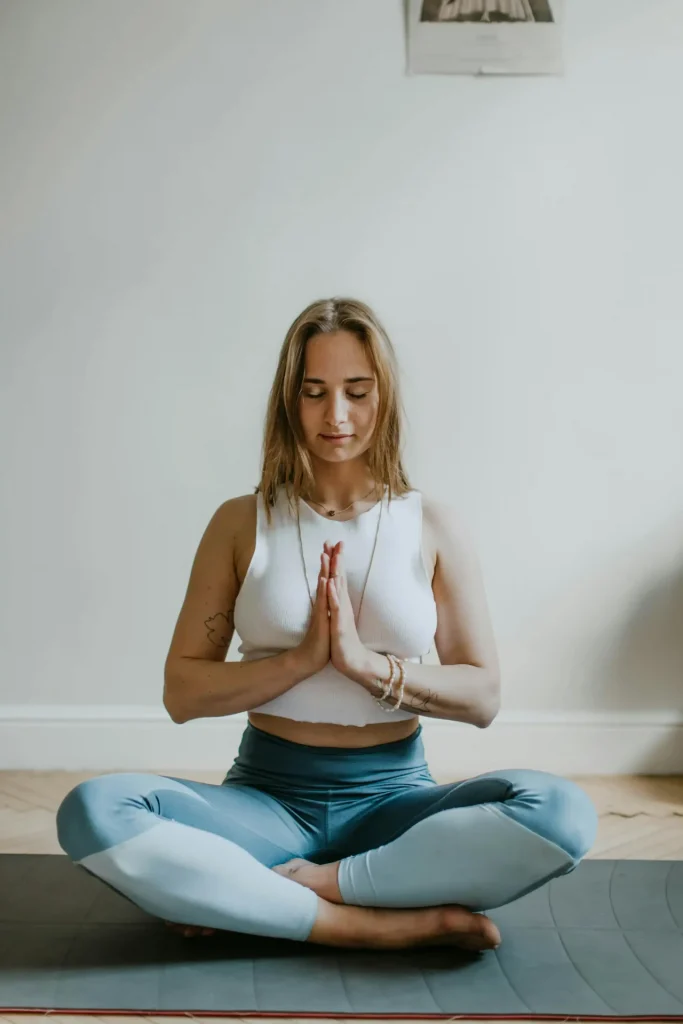 mujer meditando